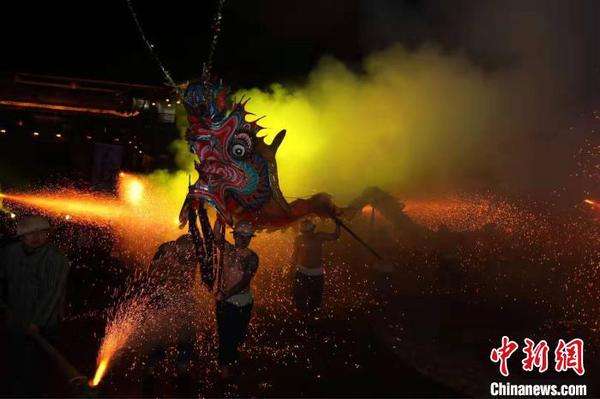 鋼火燒龍?！≈鬓k方供圖 攝