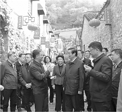 2019年4月，調(diào)研組在西津渡考察時(shí)的場(chǎng)景。