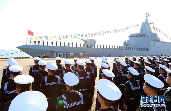 1月12日，中國人民解放軍海軍055型驅逐艦首艦南昌艦歸建入列儀式在青島某軍港碼頭舉行。 新華社發(fā)（李唐 攝）