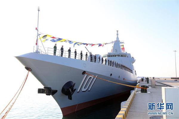 　1月12日，南昌艦官兵在入列儀式前分區(qū)列隊。 當日，中國人民解放軍海軍055型驅逐艦首艦南昌艦歸建入列儀式在青島某軍港碼頭舉行。 新華社發(fā)（李唐 攝）