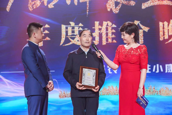 第十二屆全國(guó)政協(xié)委員、原農(nóng)業(yè)部黨組成員、中央紀(jì)委駐原農(nóng)業(yè)部紀(jì)檢組組長(zhǎng)朱保成榮獲農(nóng)業(yè)品牌杰出貢獻(xiàn)人物