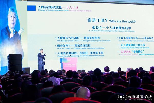 圖為李培根發(fā)表演講。