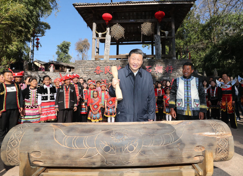 習近平總書記到騰沖市清水鄉(xiāng)三家村中寨司莫拉佤族村看望鄉(xiāng)親們。
