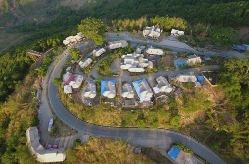 云南省西盟佤族自治縣勐梭鎮(zhèn)秧洛村到周邊山村和縣城的公路（2019年5月28日無人機拍攝）。