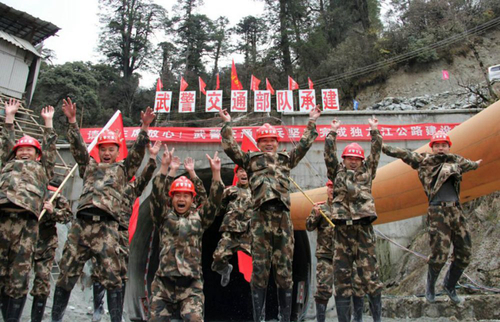 　2014年4月10日，武警交通部隊官兵慶祝高黎貢山獨龍江公路隧道貫通。