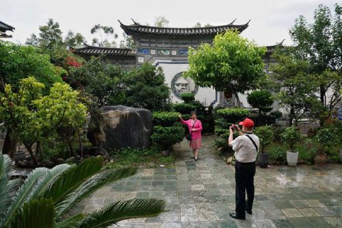 游客在李德昌家的小院內參觀留影（2019年8月10日攝）。