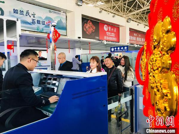 在蘭州中川國際機(jī)場的民眾排隊(duì)等候驗(yàn)證?！“瑧c龍 攝