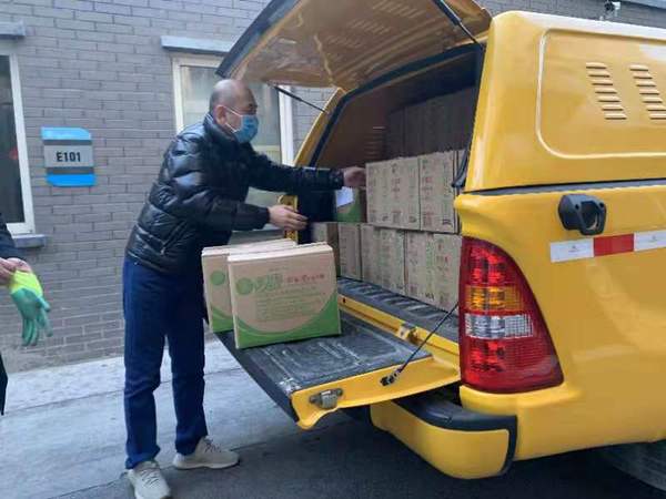 劉富勇委員向東城區(qū)捐贈50箱消毒液