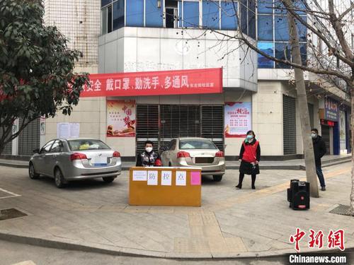 圖為在湖北襄陽(yáng)下轄的棗陽(yáng)市，街頭設(shè)有防控點(diǎn) 劉心羽 攝