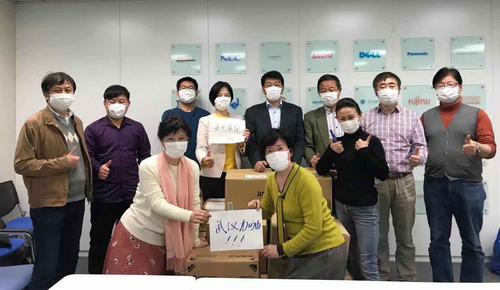 楊克儉（右二）與旅日科研社團(tuán)的同仁們甘當(dāng)“螞蟻”，采購搬送救援物資