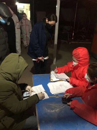 4  （2）影子夢之隊志愿者在行動，夜里工作成為他們的習(xí)慣。