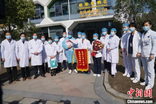 菁菁治愈出院?！≌愦髢涸?供圖　