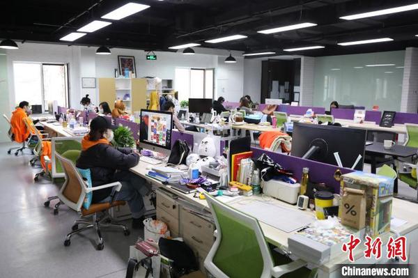 郎園vintage內(nèi)一家企業(yè)，復(fù)工員工戴著口罩上班?！∈Y啟明 攝