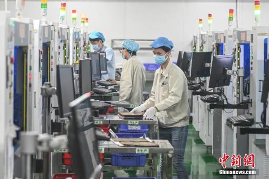 2月20日，位于廣州南沙區(qū)的安捷利(番禺)電子實(shí)業(yè)有限公司內(nèi)，復(fù)工人員戴著口罩在生產(chǎn)車(chē)間有序工作。<a target='_blank' href='http://www.chinanews.com/'>中新社</a>記者 陳驥旻 攝