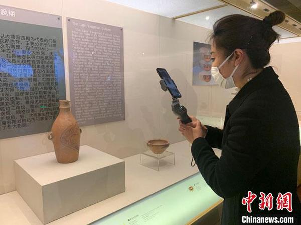 圖為甘肅省博物館講解員王雪麟正在進(jìn)行淘寶直播。　甘肅省博物館供圖 攝