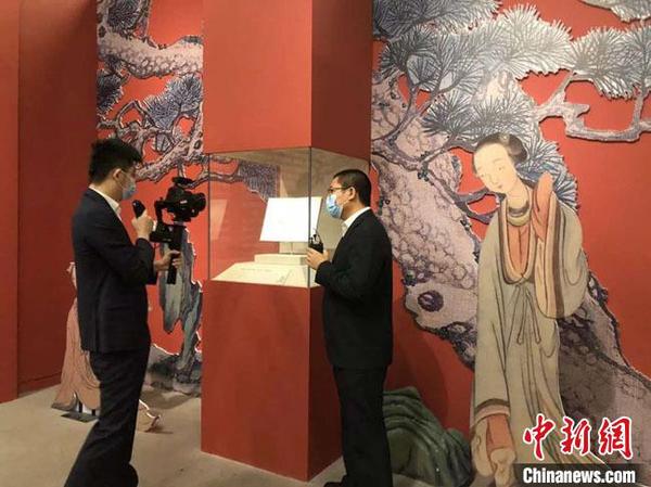 圖為國(guó)家博物館講解員正在進(jìn)行”云春游“直播?！?guó)家博物館供圖 攝