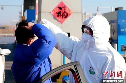 資料圖：圖為防疫人員正在為過往車輛司機測量體溫?！×籂?攝