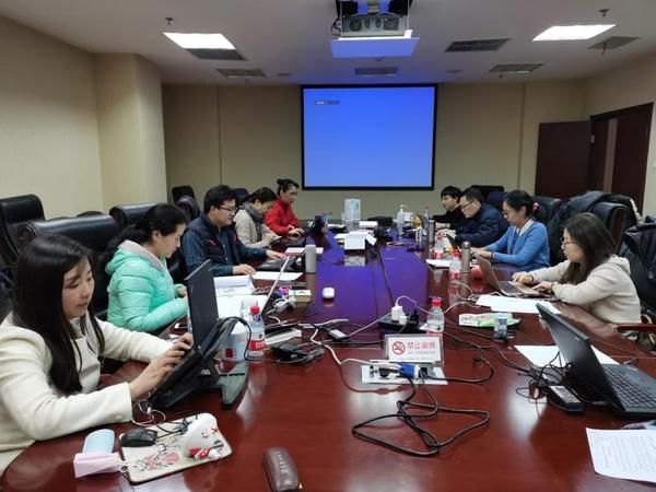 行動四-中國疾病預防控制中心新型冠狀病毒感染的肺炎疫情防控技術(shù)組副組長、傳染病處呼吸道傳染病室主任、民革黨員馮錄召研究員放棄休假，奮戰(zhàn)在防控一線，圖為馮錄召在和同事研究肺炎疫情。