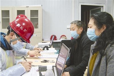圖為老肖夫婦到達(dá)工地后辦理手續(xù)。
