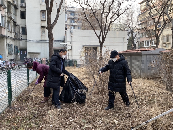 6致公黨市委下沉干部參與社區(qū)環(huán)境衛(wèi)生整治