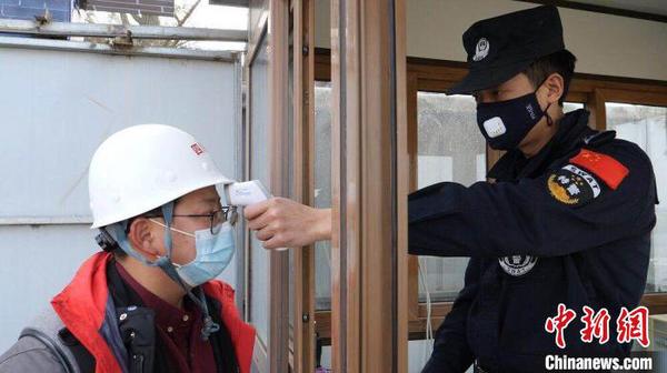 圖為考古工作人員上崗前接受體溫檢測。　鐘欣 攝