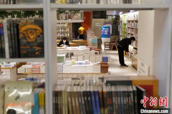 市民戴著口罩在書店挑選書籍?！∫罅⑶?攝