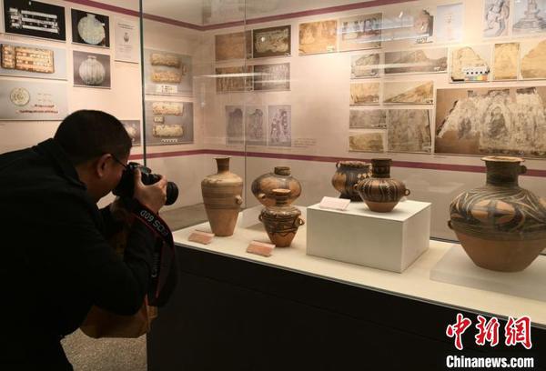 圖為：民眾在甘肅省博物館觀賞展出的文物。(資料圖) 楊艷敏 攝