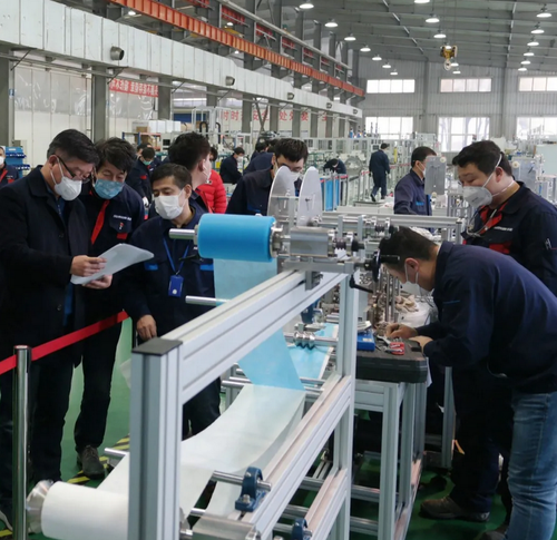新松技術團隊正在調試智能醫(yī)用口罩生產線