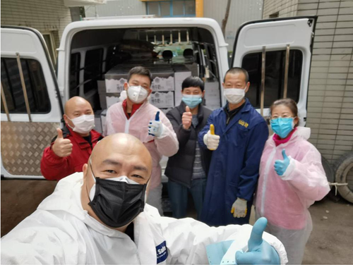 志愿者范艷霞（2排右1）、范艷霞的先生瞿皓（2排右2），瞿先生在范女士的帶動(dòng)下，第一時(shí)間也加入志愿者工作
