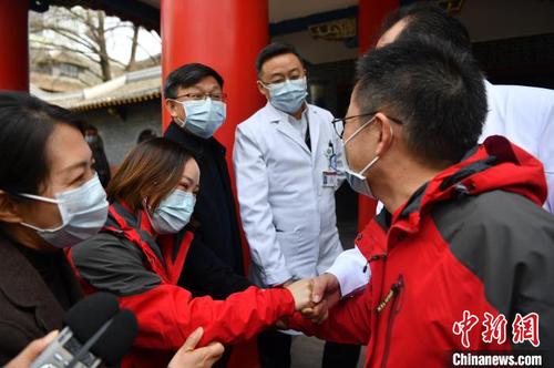 專家組出發(fā)前與同事告別?！埨?攝