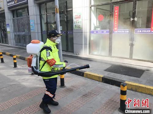 圖為志愿者進行消殺作業(yè)。甘肅方舟救援志愿服務隊供圖