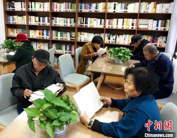 圖為市民在讀者小站看書(shū)。(資料圖)西固區(qū)融媒體中心供圖