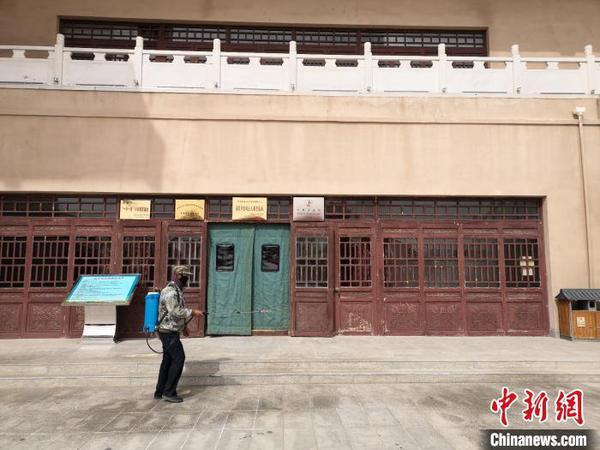 圖為工作人員在草圣故里文化產(chǎn)業(yè)園景區(qū)內(nèi)消毒?！∥航瘕?攝