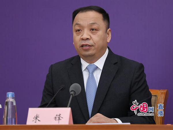 國家衛(wèi)生健康委新聞發(fā)言人、宣傳司副司長米鋒主持發(fā)布會