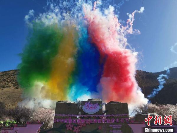 圖為林芝桃花節(jié)開幕場景，2019年3月29日，林芝第十七屆桃花旅游文化節(jié)在巴宜區(qū)開幕(資料圖)?！垈?攝