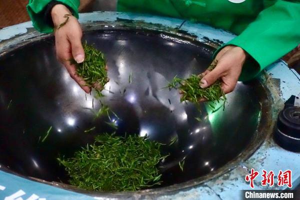 2020年西湖龍井茶炒茶王大賽現(xiàn)場(chǎng)?！″X(qián)晨菲 攝