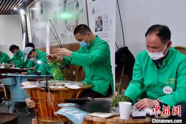 2020年西湖龍井茶炒茶王大賽現(xiàn)場(chǎng)。　錢(qián)晨菲 攝