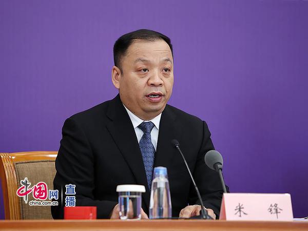 國(guó)家衛(wèi)生健康委新聞發(fā)言人、宣傳司副司長(zhǎng)米鋒主持會(huì)議