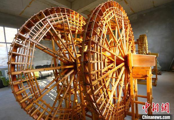 圖為段怡村雙手打造的黃河水車?！「呖档?攝