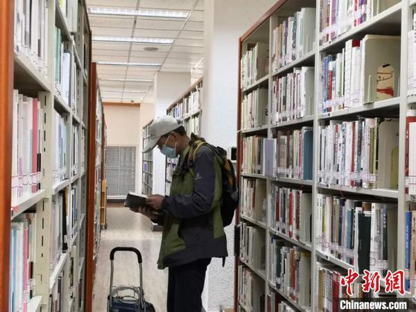 浙江圖書館內(nèi)，讀者在閱讀?！⊥τ?攝