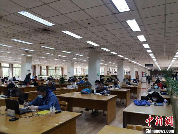浙江圖書館內(nèi)，讀者在閱讀?！⊥τ?攝