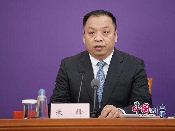 國家衛(wèi)生健康委新聞發(fā)言人、宣傳司副司長米鋒主持發(fā)布會