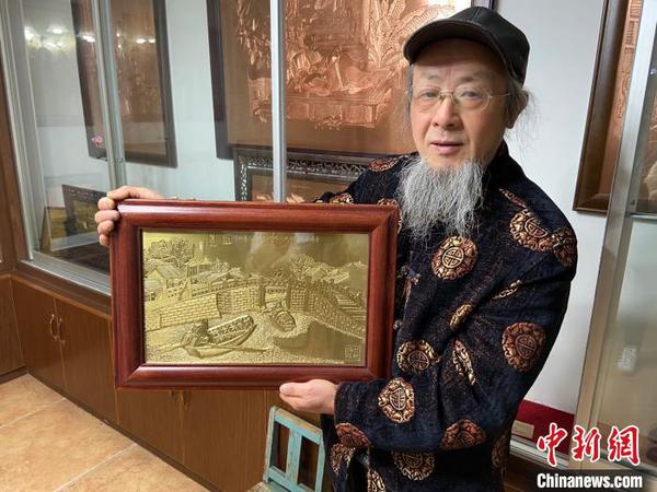 趙秀林舉著一幅蘊(yùn)含紹興風(fēng)光的銅雕作品?！№?xiàng)菁 攝