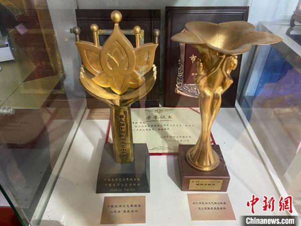 趙秀林銅雕作品獲獎(jiǎng)的獎(jiǎng)杯?！№?xiàng)菁 攝