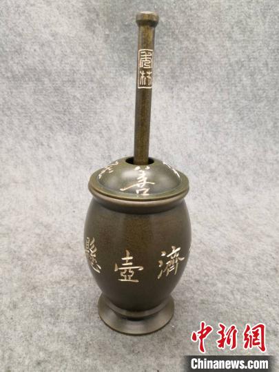 銅雕抗疫作品《懸壺濟(jì)世》。受訪者供圖
