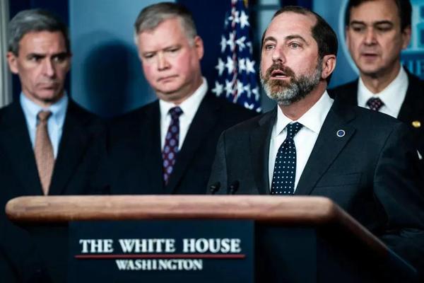 衛(wèi)生和公共服務(wù)部長亞歷克斯·阿扎爾（Alex Azar）于1月31日在白宮舉行的關(guān)于冠狀病毒的簡報中發(fā)表了講話。圖源：華盛頓郵報