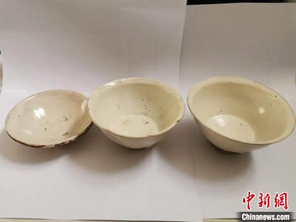 2號墓出土的3件瓷碗器型規(guī)整，做工精美，其中2件瓷碗有墨術(shù)底款，款銘為“李福”?！堸i翔 攝