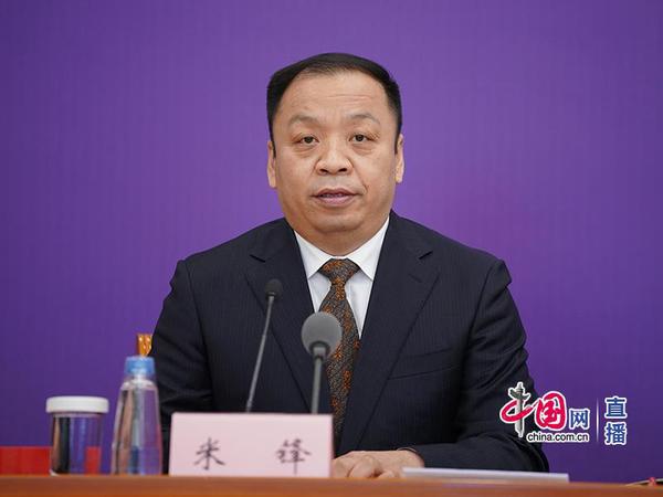 國家衛(wèi)生健康委新聞發(fā)言人、宣傳司副司長米鋒主持發(fā)布會(huì)