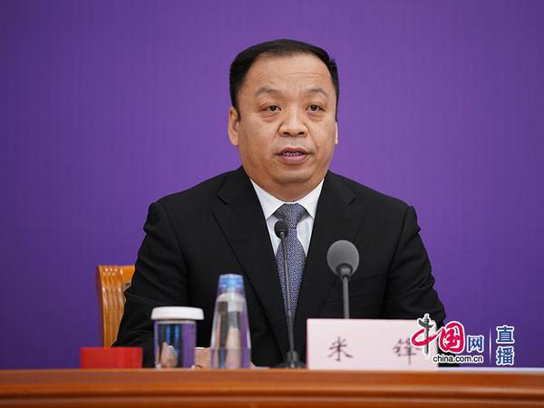 國家衛(wèi)生健康委新聞發(fā)言人、宣傳司副司長米鋒主持發(fā)布會(huì)