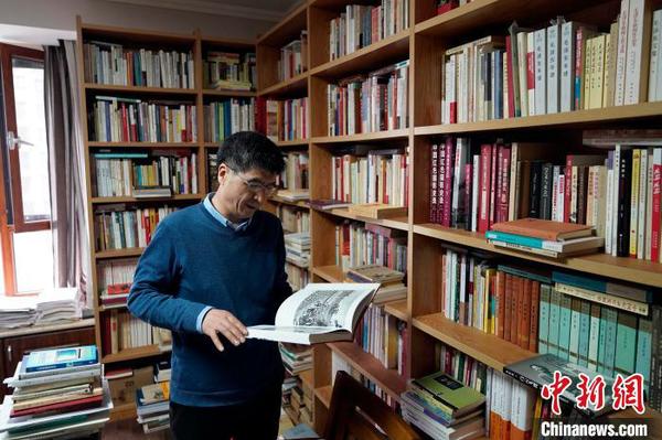 “家里能放書架的地方全部放著滿載的書架”?？蛷d、書房、走廊、臥室甚至陽臺都放滿了書。　趙彬 攝